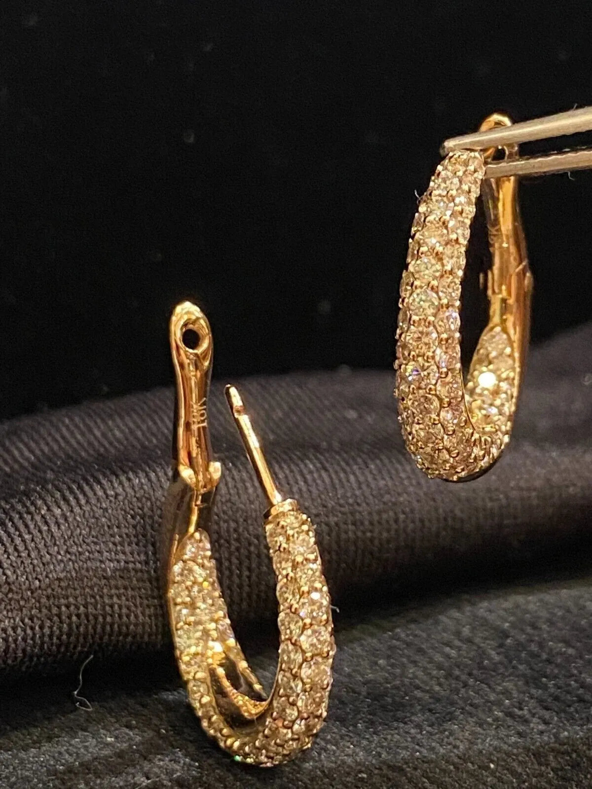 Boucles d'oreilles créoles en or 18 carats, serties de diamants ronds taille brillant « Inside-Out » d'un poids total de 1,80 carat