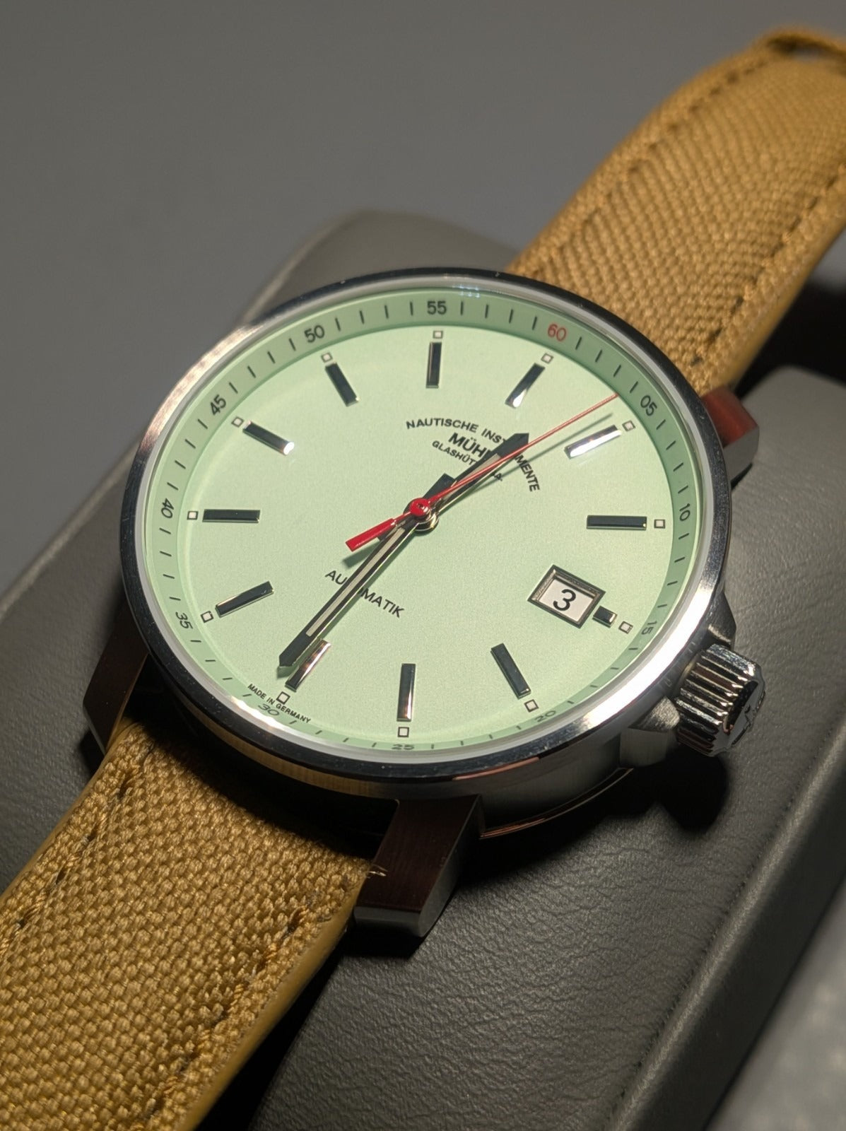 Mühle Glashütte 29ER, état neuf, avec bracelet en toile couleur sable_M1-25-29-CB