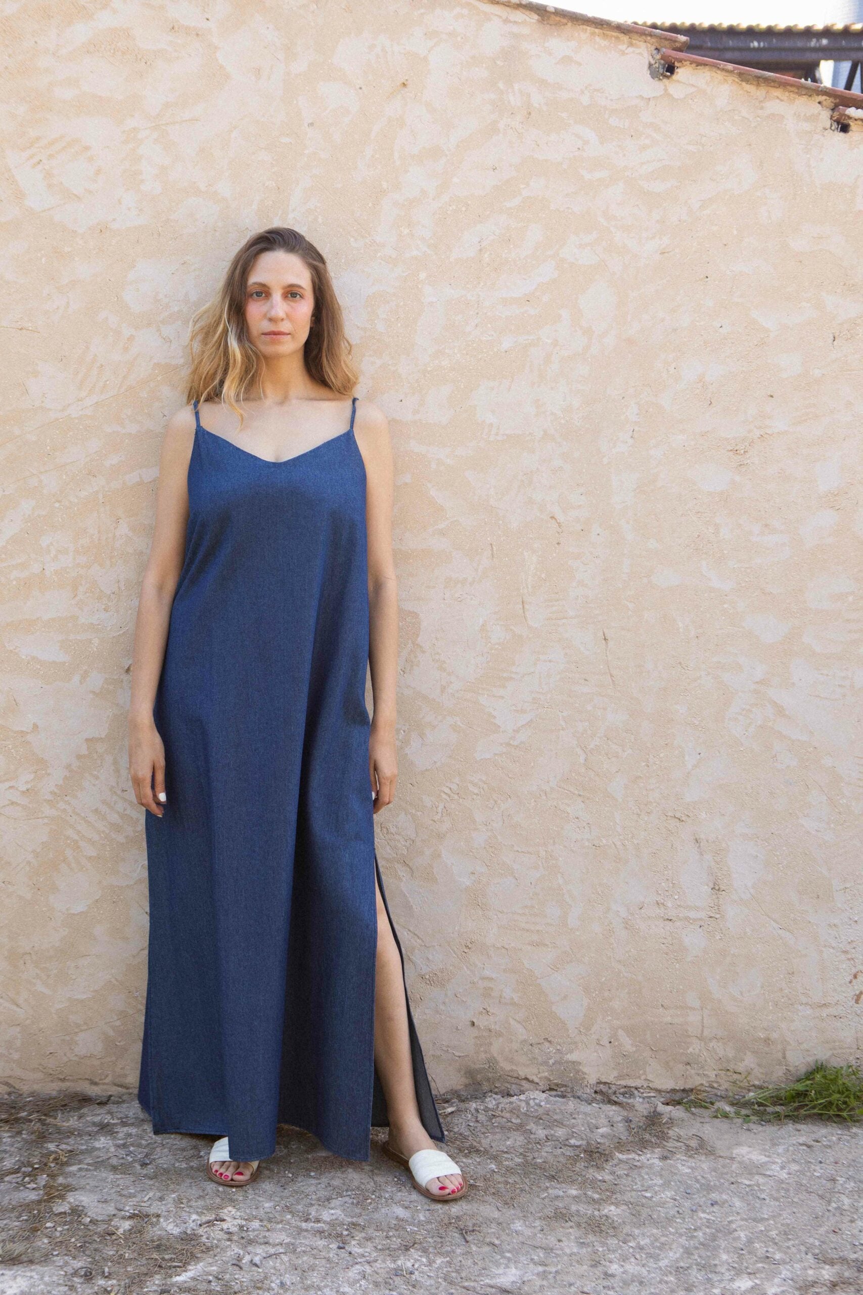 Robe jean droite bretelles fines fente cotes