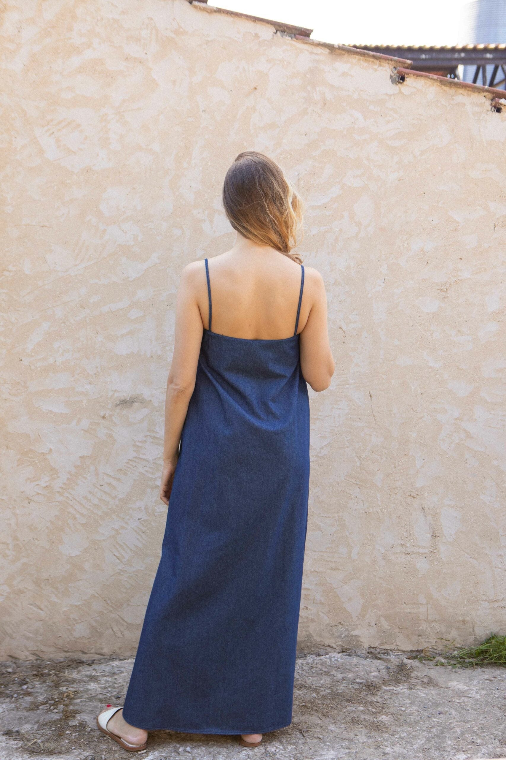 Robe jean droite bretelles fines fente cotes