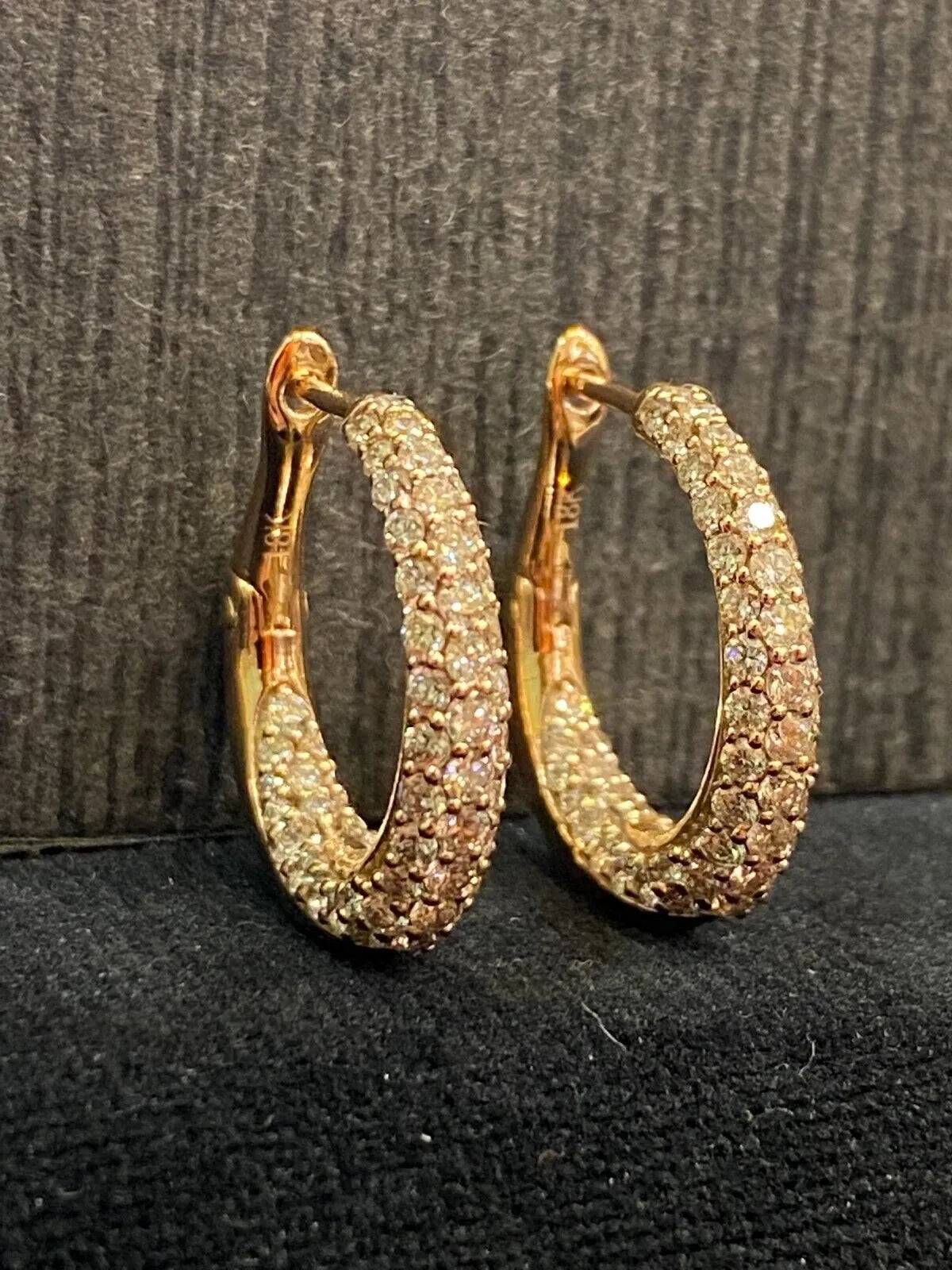 Boucles d'oreilles créoles en or 18 carats, serties de diamants ronds taille brillant « Inside-Out » d'un poids total de 1,80 carat