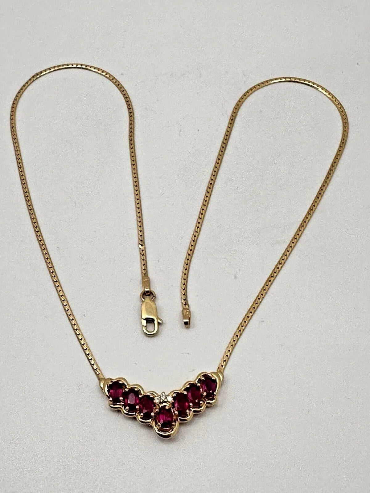 Collier de 17 pouces en or jaune 14 carats, orné de 7 rubis ovales de 4 mm x 6 mm et de 3 diamants rond