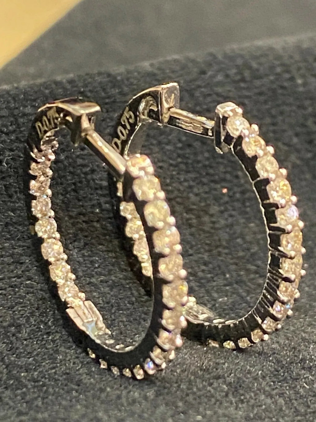 Boucles d'oreilles créoles en or 18 carats, serties de diamants ronds taille brillant « inside-out » d'un poids total de 0,75 carat