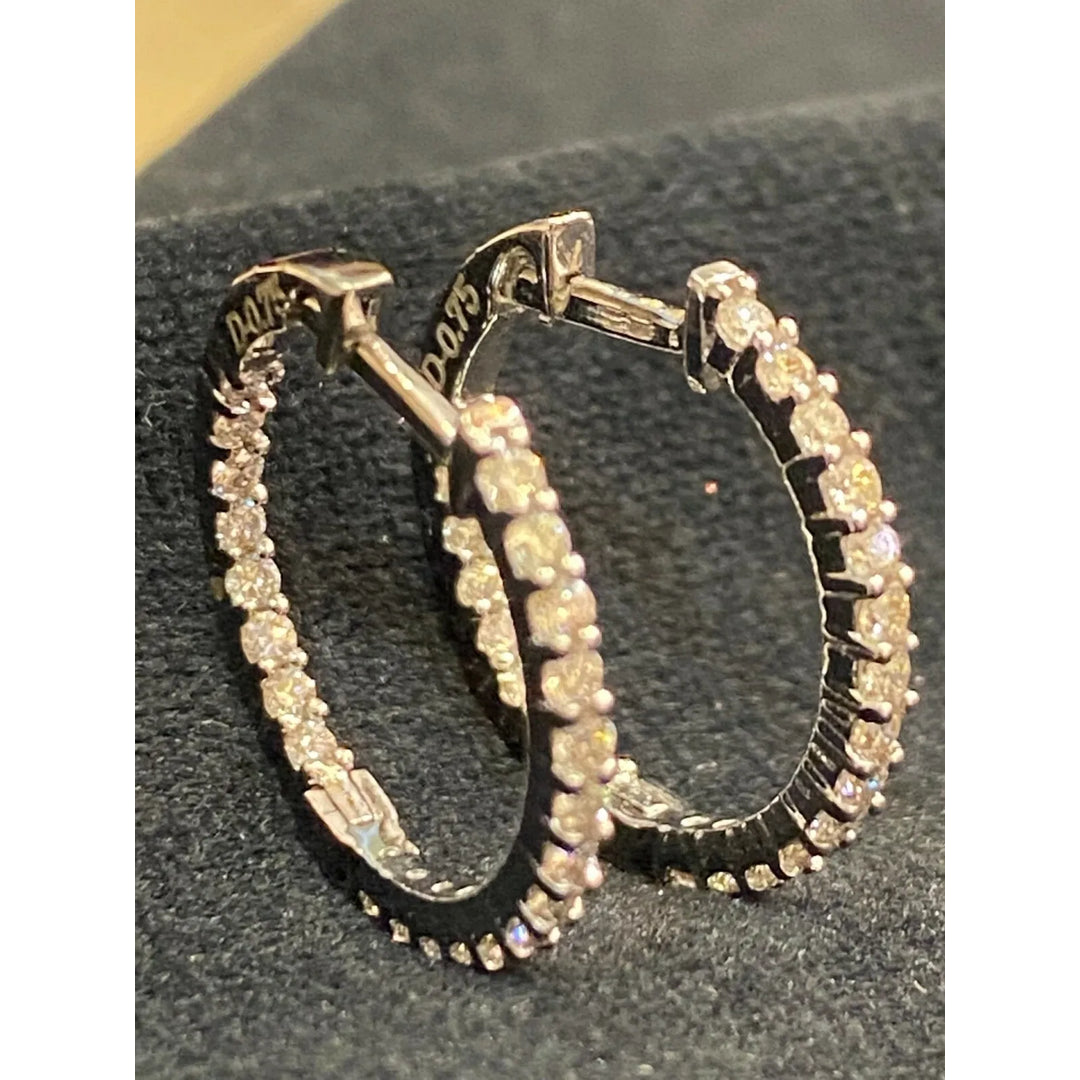 Boucles d'oreilles créoles en or 18 carats, serties de diamants ronds taille brillant « inside-out » d'un poids total de
