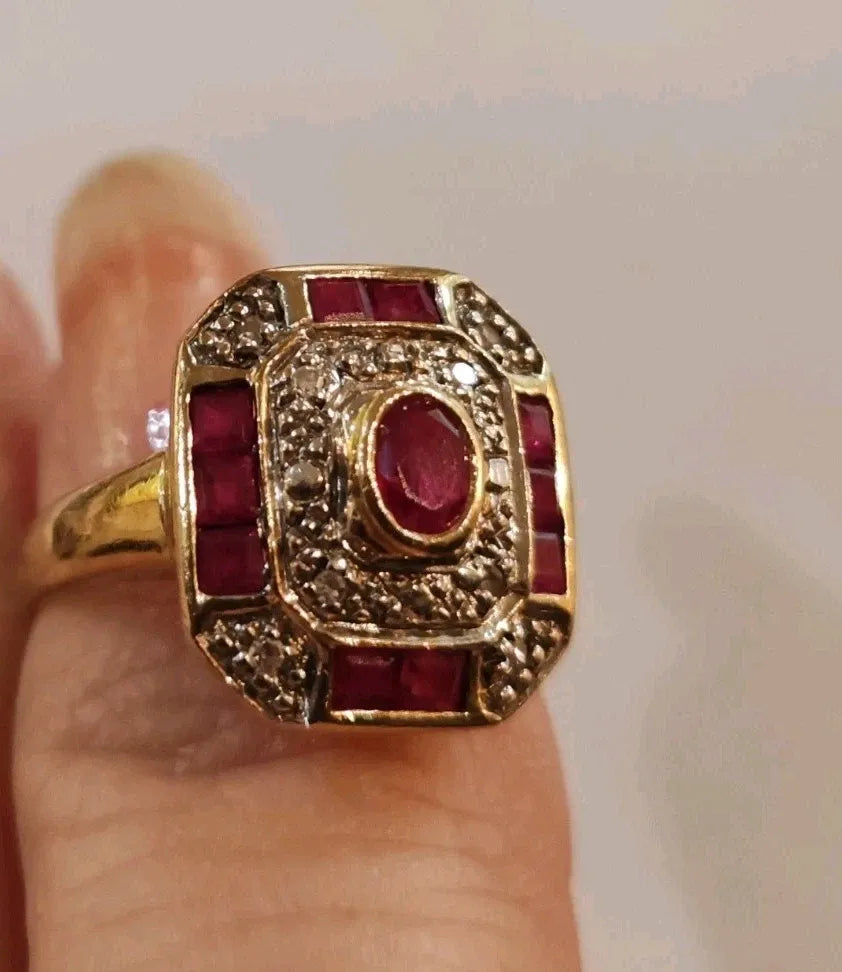 Bague rectangulaire or jaune 18 carats rubis et diamants