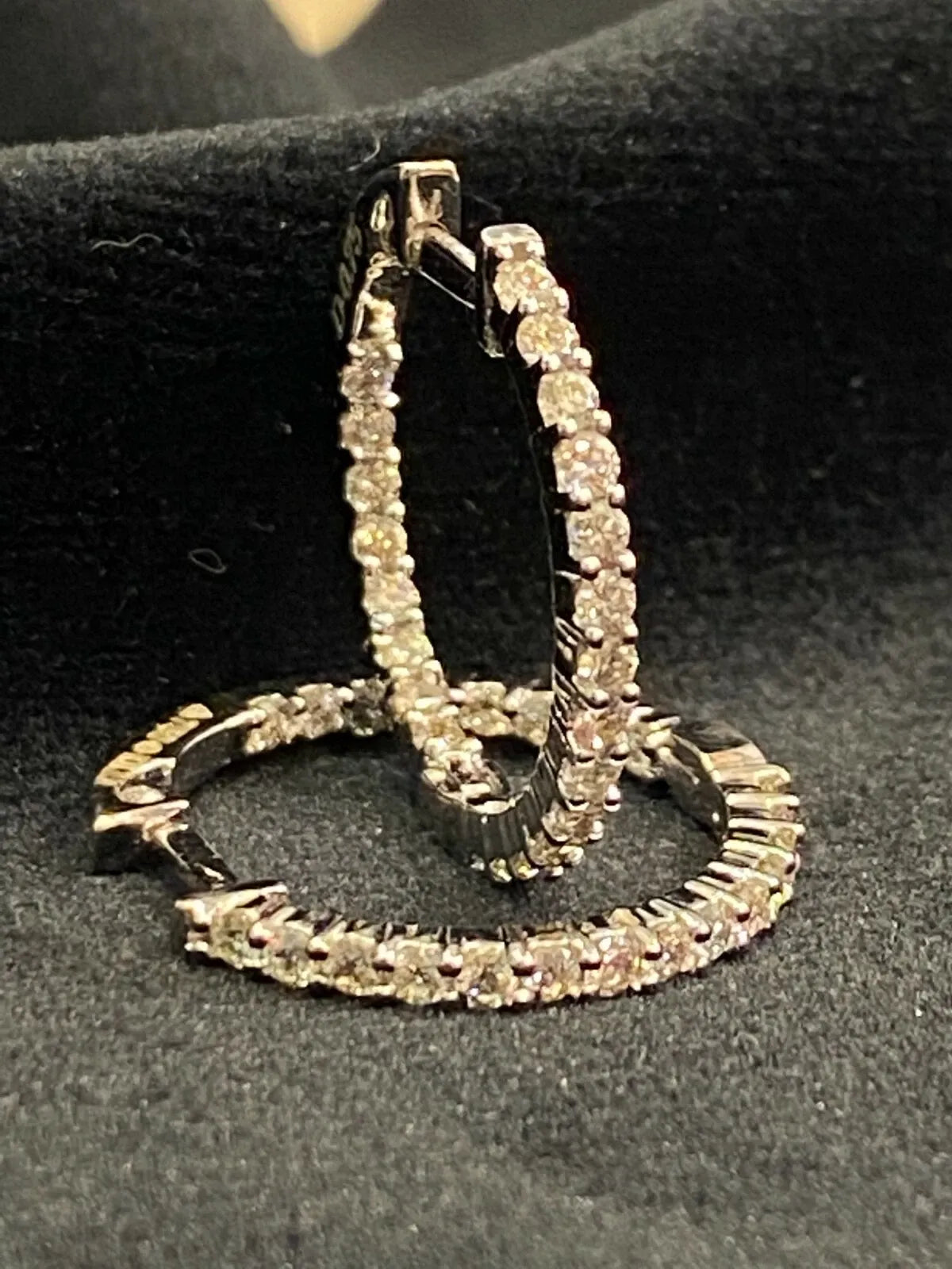 Boucles d'oreilles créoles en or 18 carats, serties de diamants ronds taille brillant « inside-out » d'un poids total de 0,75 carat
