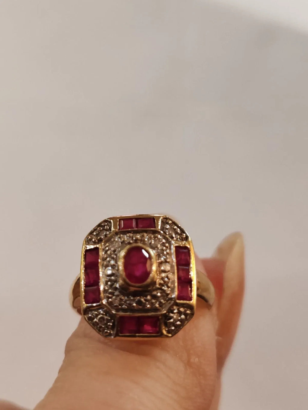 Bague rectangulaire or jaune 18 carats rubis et diamants
