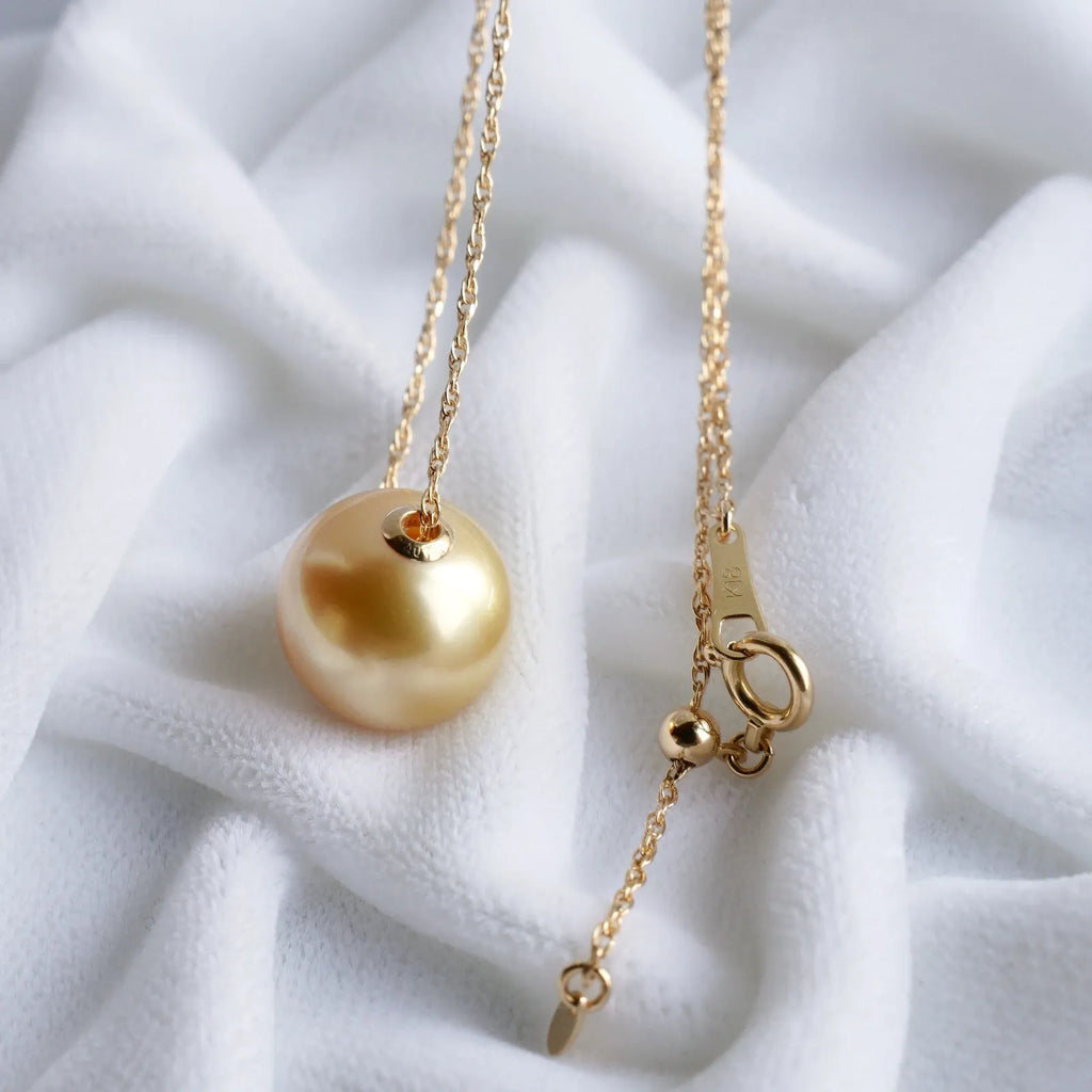 Collier pendentif perles dorées mer du Sud 11,6 mm en or jaune 18 carats, rég...