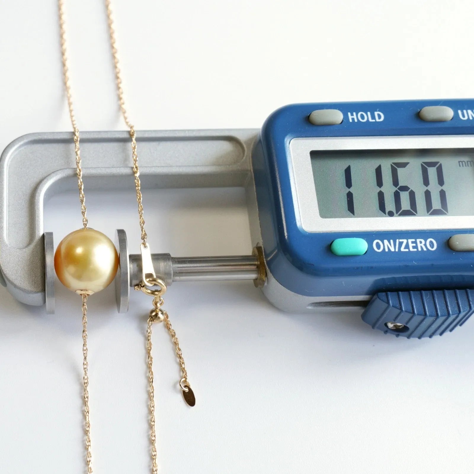 Collier pendentif perles dorées mer du Sud 11,6 mm en or jaune 18 carats, rég...