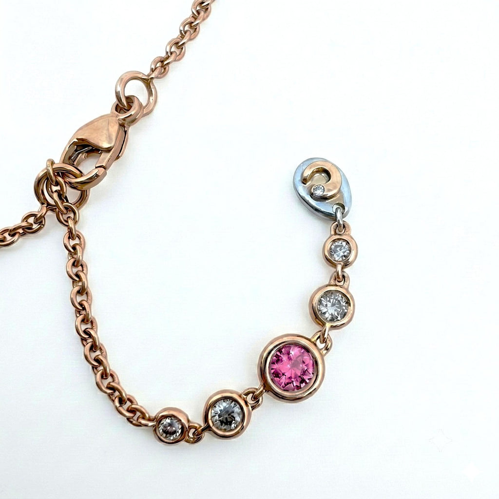Collier avec pendentif « Crivelli Drop In Fantacy » en diamants et saphirs, en or rose 18 carat