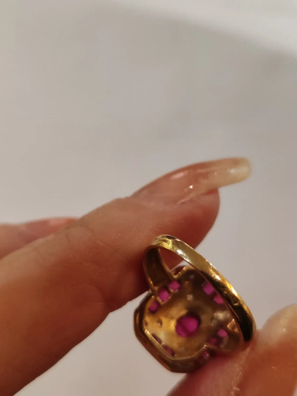 Bague rectangulaire or jaune 18 carats rubis et diamants