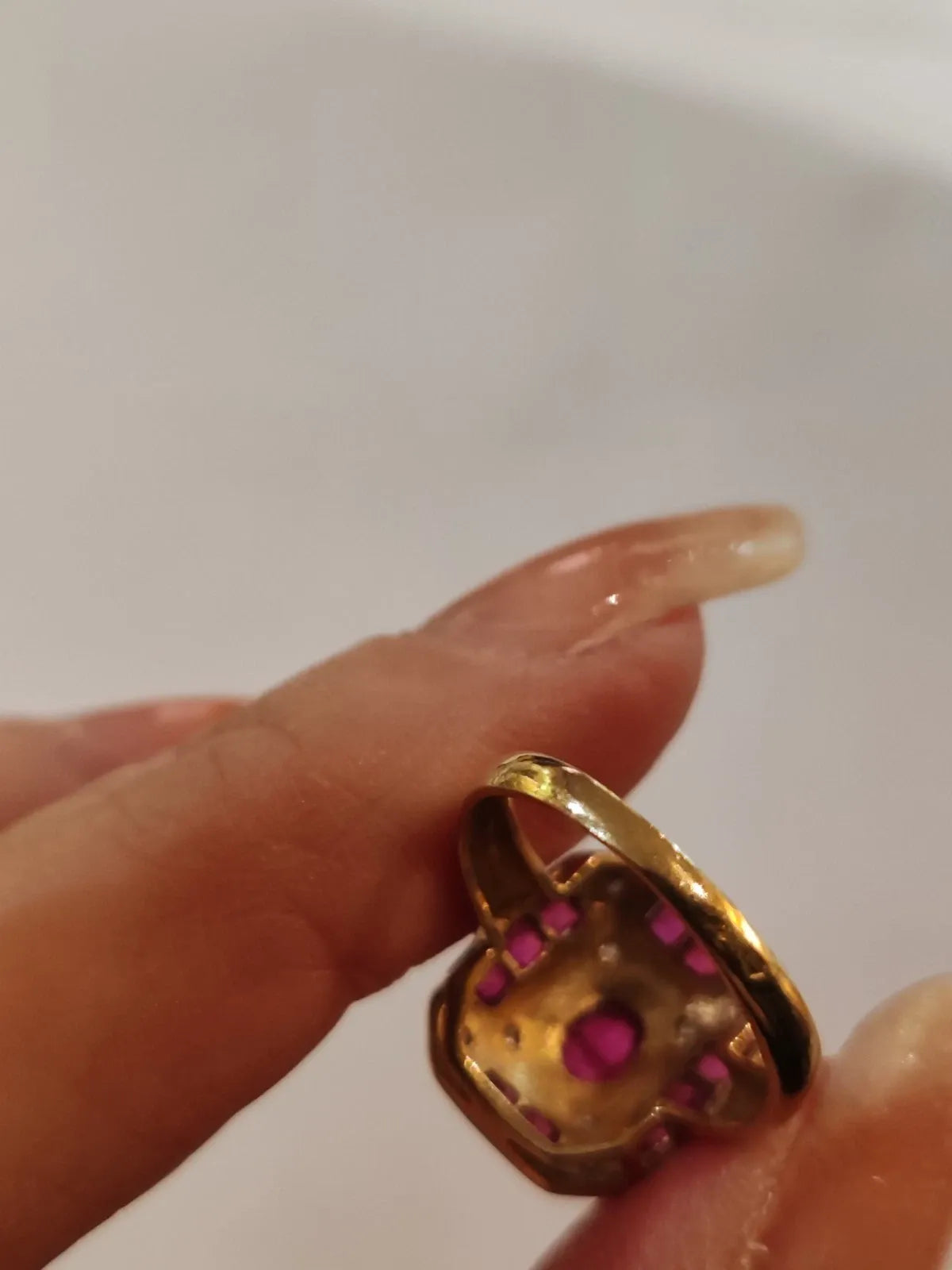 Bague rectangulaire or jaune 18 carats rubis et diamants