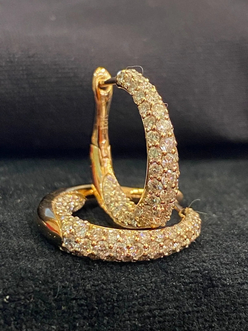 Boucles d'oreilles créoles en or 18 carats, serties de diamants ronds taille brillant « Inside-Out » d'un poids total de 1,80 carat