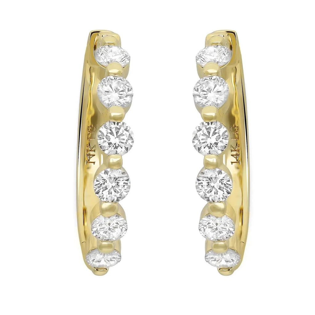 Boucles d'oreilles « huggie » en or jaune 14 carats, ornées de six diamants de synthèse taille ronde, pour un poids total de 1,08 cara