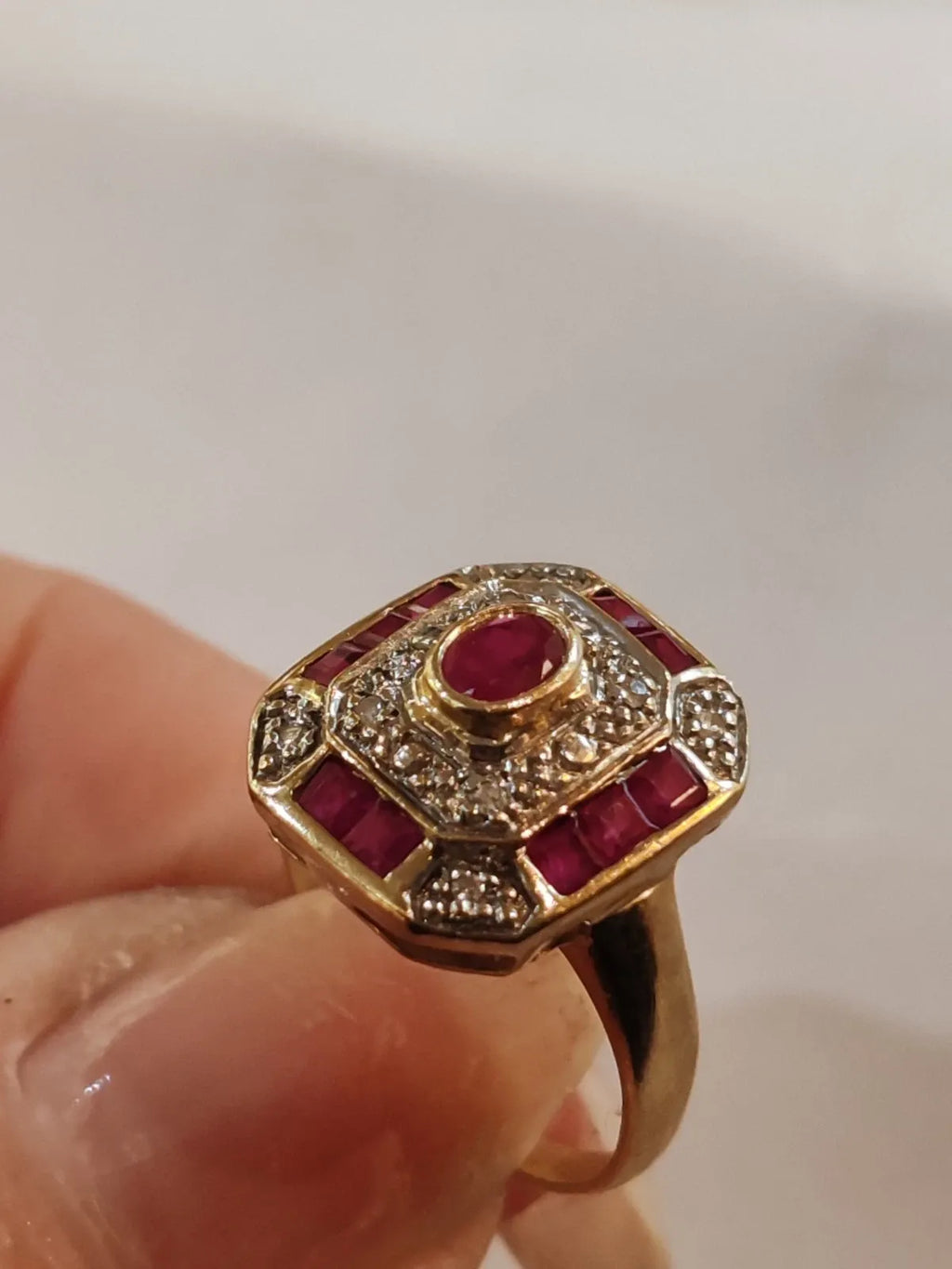 Bague rectangulaire or jaune 18 carats rubis et diamants