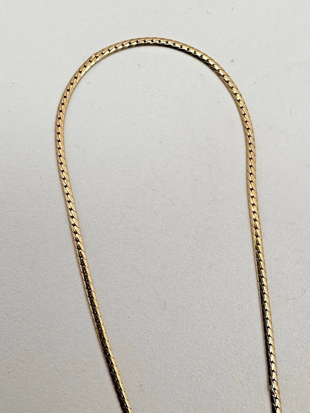 Collier de 17 pouces en or jaune 14 carats, orné de 7 rubis ovales de 4 mm x 6 mm et de 3 diamants rond
