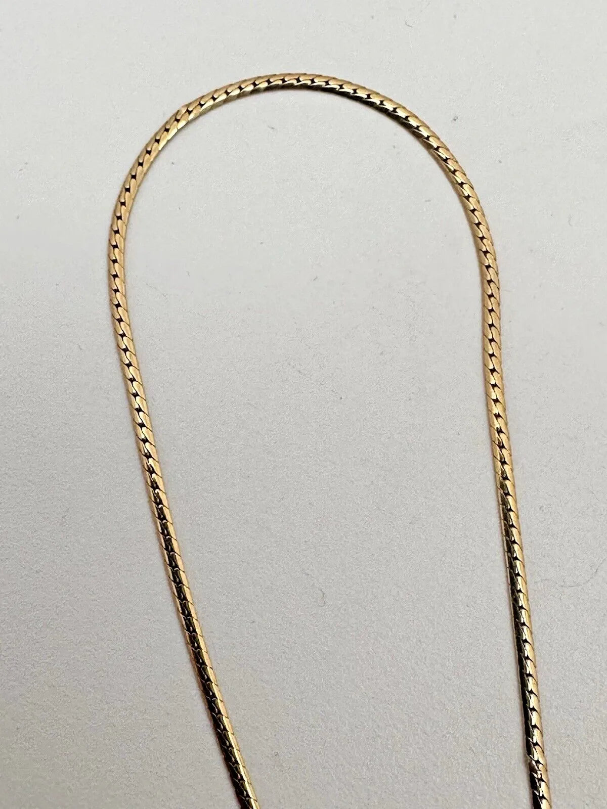 Collier de 17 pouces en or jaune 14 carats, orné de 7 rubis ovales de 4 mm x 6 mm et de 3 diamants rond