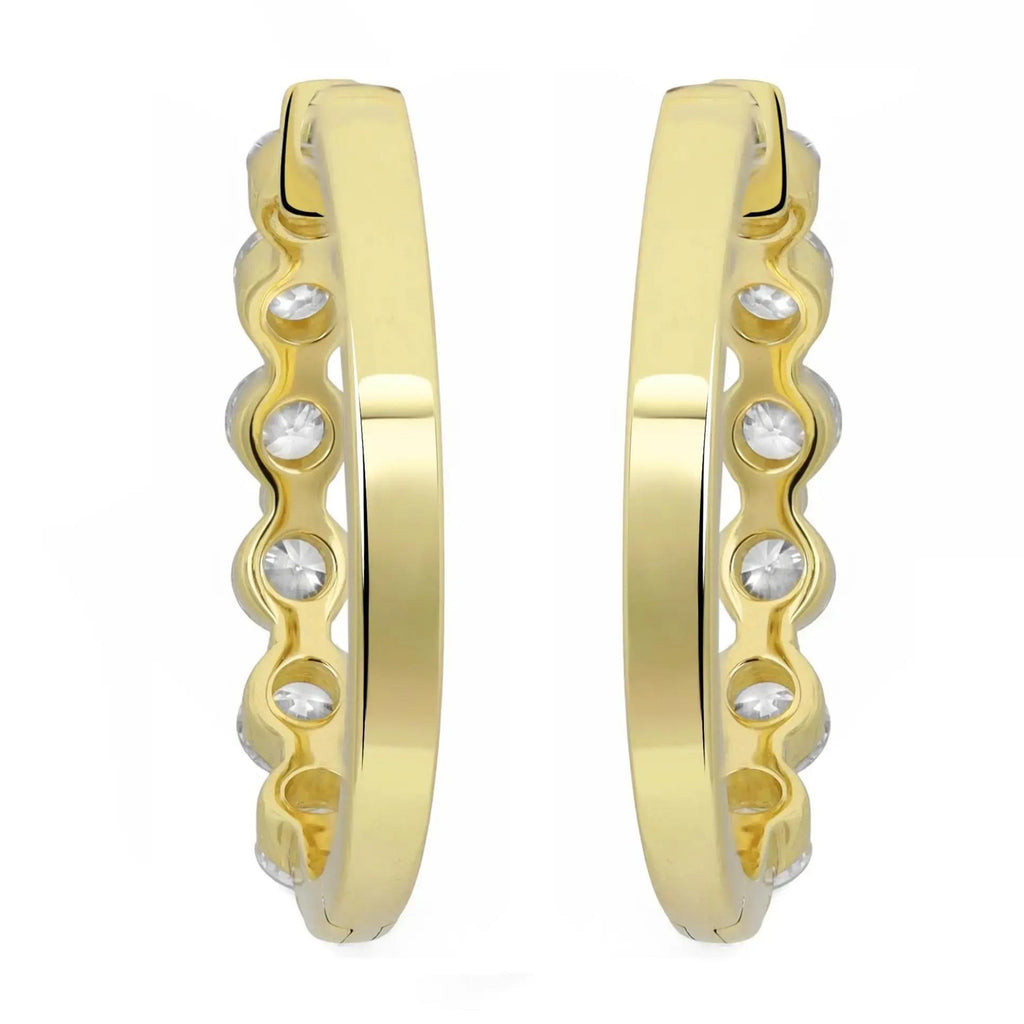 Boucles d'oreilles « huggie » en or jaune 14 carats, ornées de six diamants de synthèse taille ronde, pour un poids total de 1,08 cara