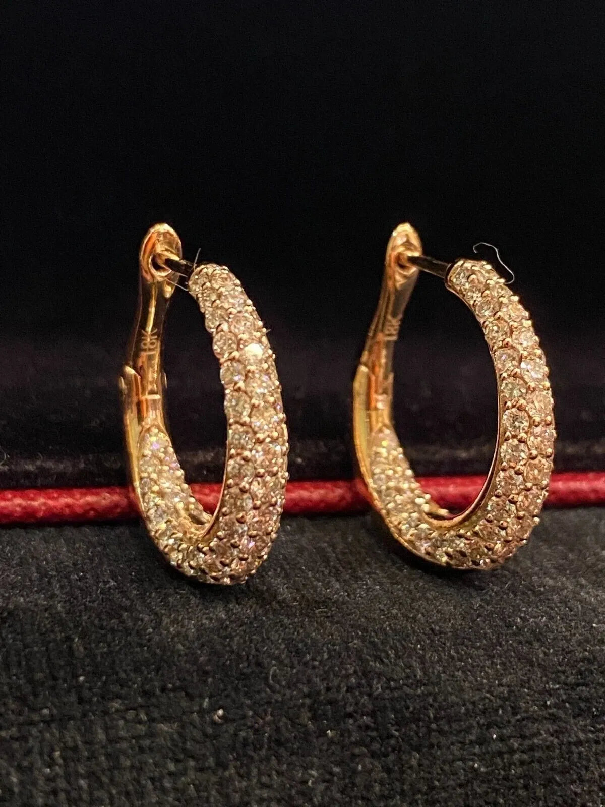 Boucles d'oreilles créoles en or 18 carats, serties de diamants ronds taille brillant « Inside-Out » d'un poids total de 1,80 carat
