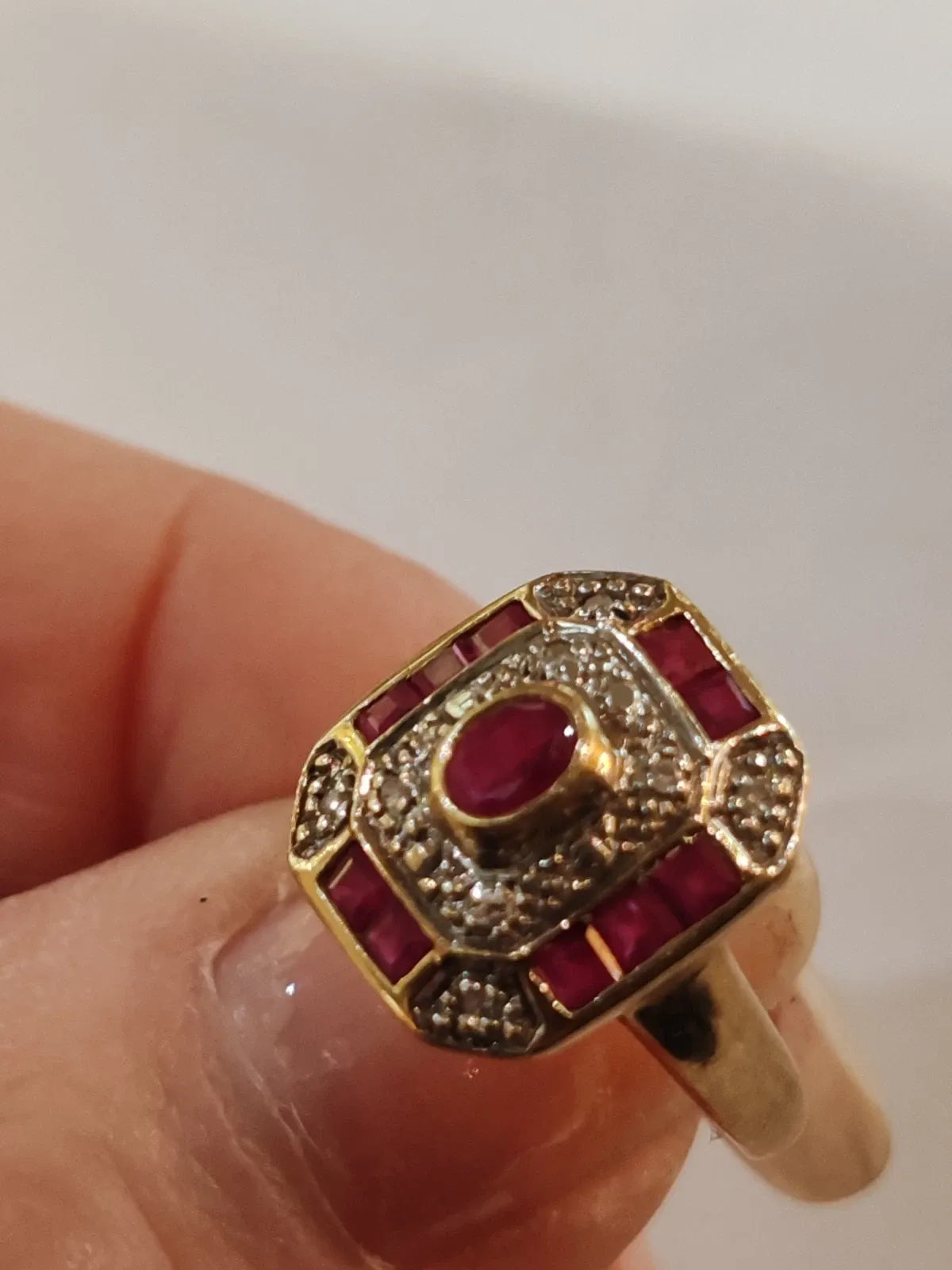 Bague rectangulaire or jaune 18 carats rubis et diamants