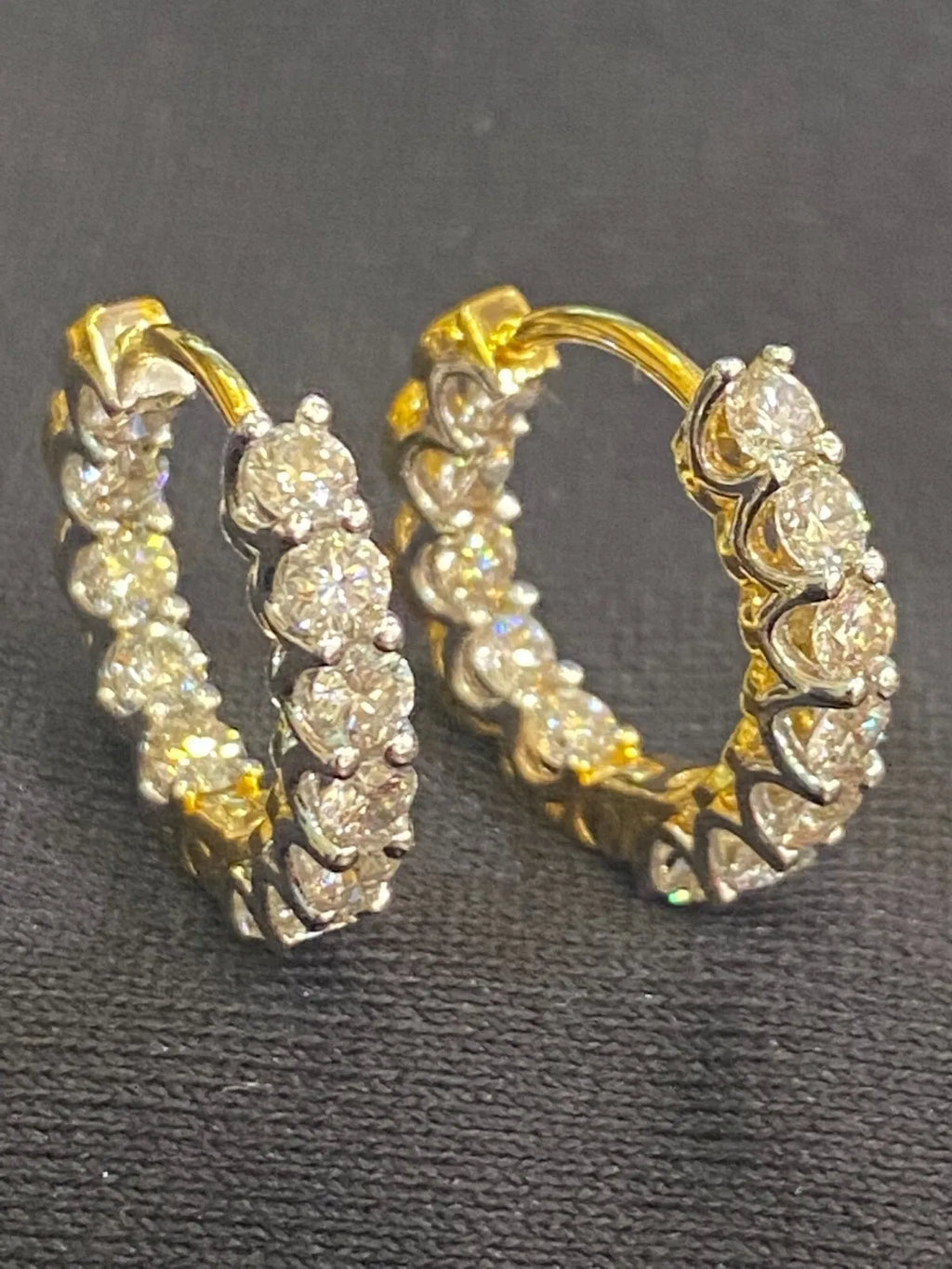 Boucles d'oreilles créoles en or 18 carats, serties de diamants ronds taille brillant « inside-out » d'un poids total de 1,68 carats