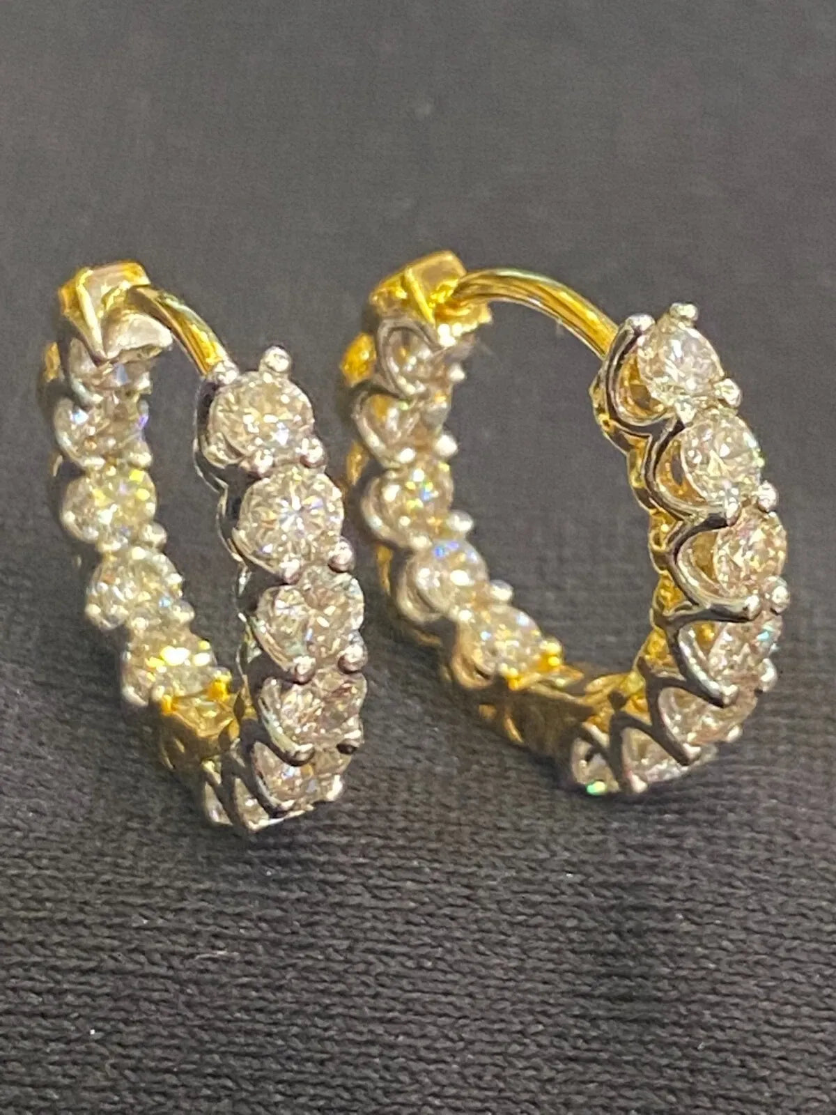 Boucles d'oreilles créoles en or 18 carats, serties de diamants ronds taille brillant « inside-out » d'un poids total de 1,68 carats